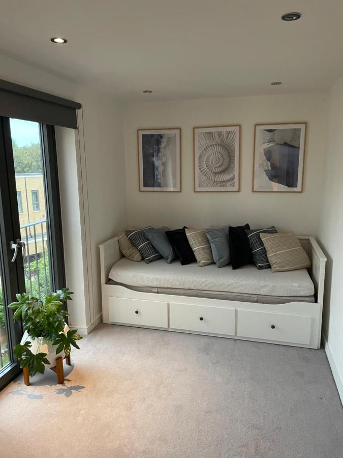 Cosy Bedroom In Luxury Apartment London Exterior foto